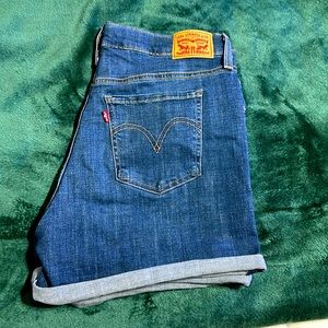 Mid length Levi’s shorts